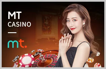 Hai võ sĩ quyền anh đang giao đấu quyết liệt trên sàn đấu